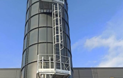 silo na piliny a štěpku s vyhrnovací frézou pilin. Zásobník pilin před kotelnou.