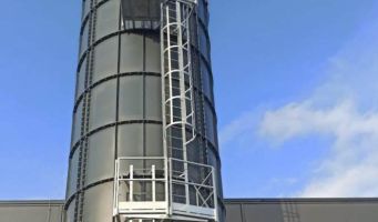 silo na piliny a štěpku s vyhrnovací frézou pilin. Zásobník pilin před kotelnou.